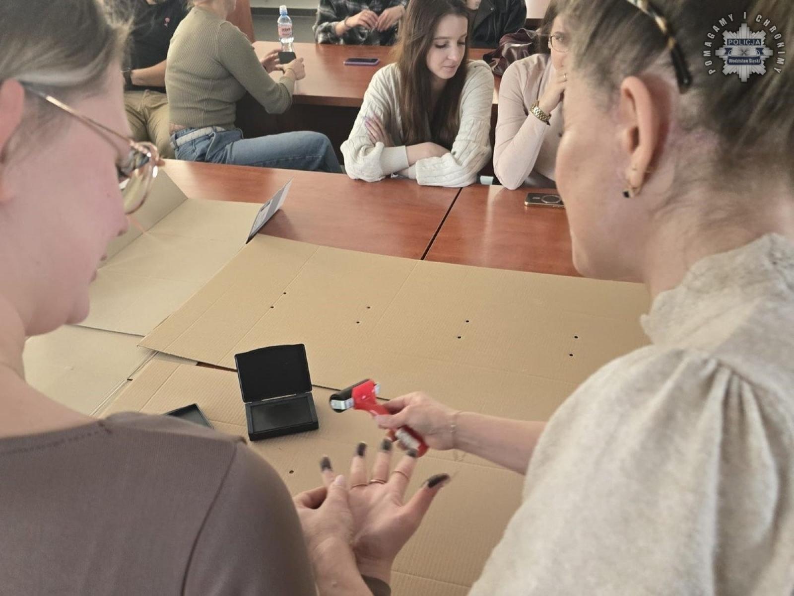 Zdjęcie w galerii na portalu naszwodzislaw.com: Studenci z Rybnika poznali tajniki pracy technika kryminalistyki wiadomości z regionu