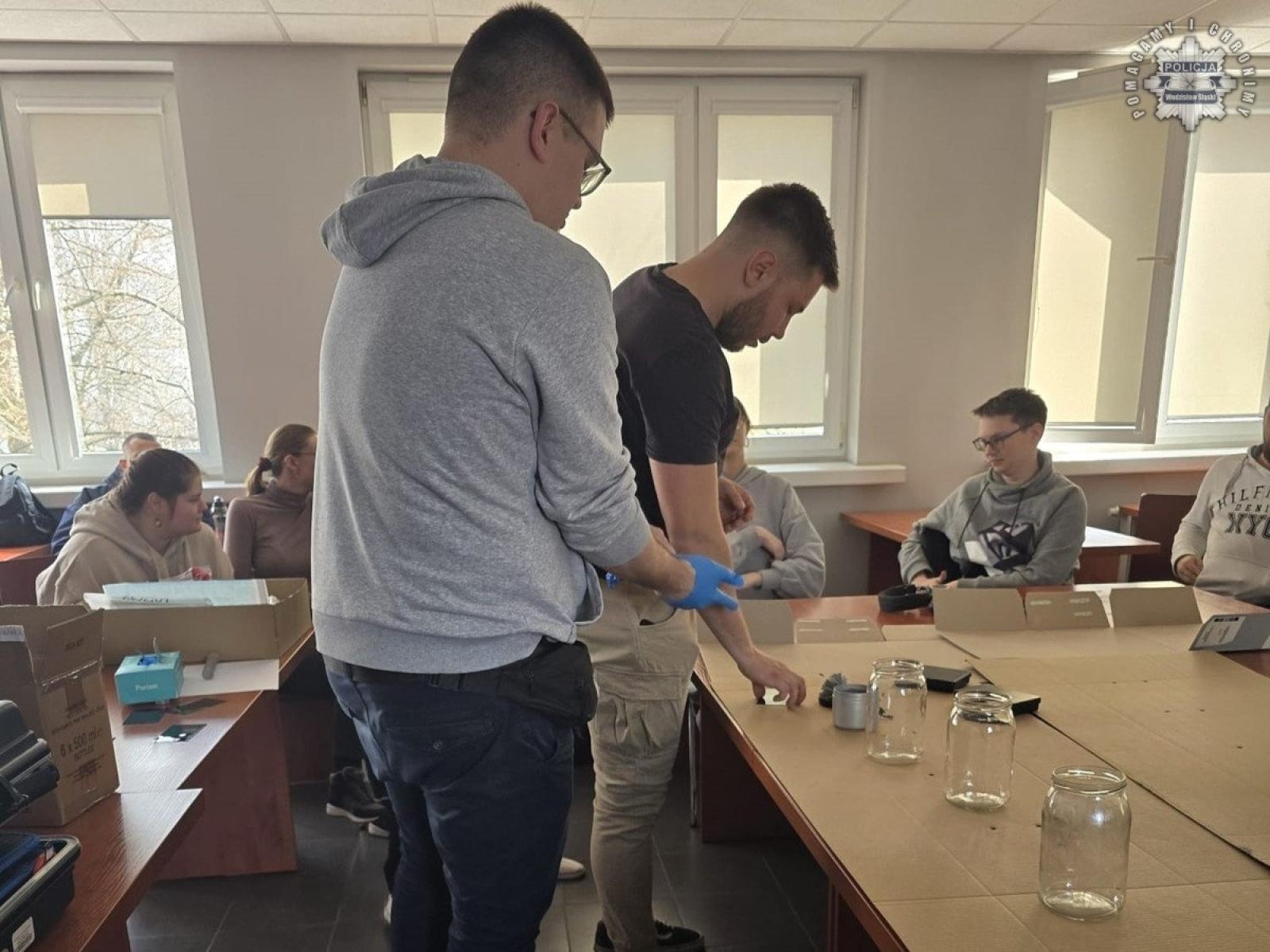 Zdjęcie w galerii na portalu naszwodzislaw.com: Studenci z Rybnika poznali tajniki pracy technika kryminalistyki wiadomości z regionu