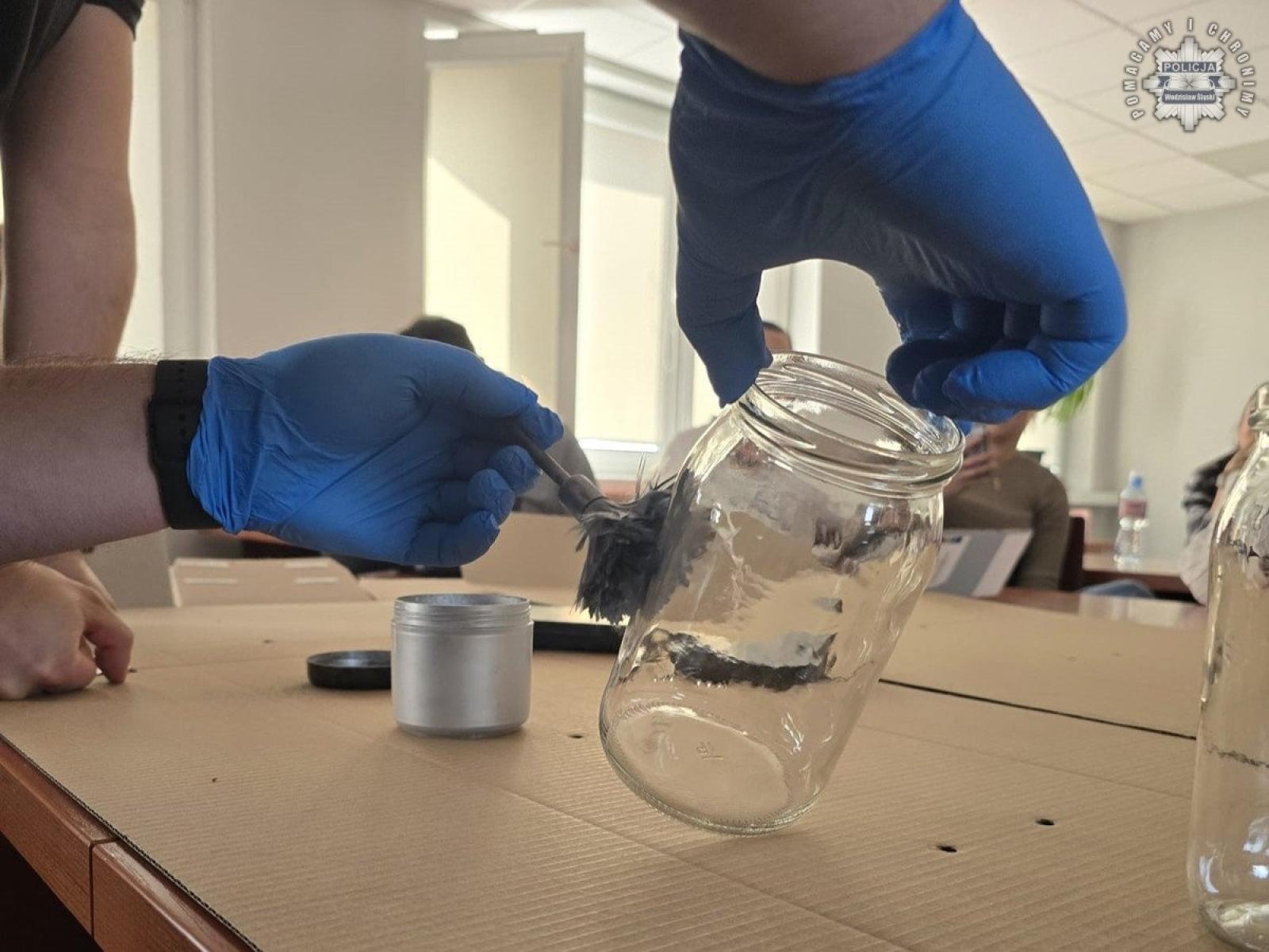 Zdjęcie w galerii na portalu naszwodzislaw.com: Studenci z Rybnika poznali tajniki pracy technika kryminalistyki wiadomości z regionu