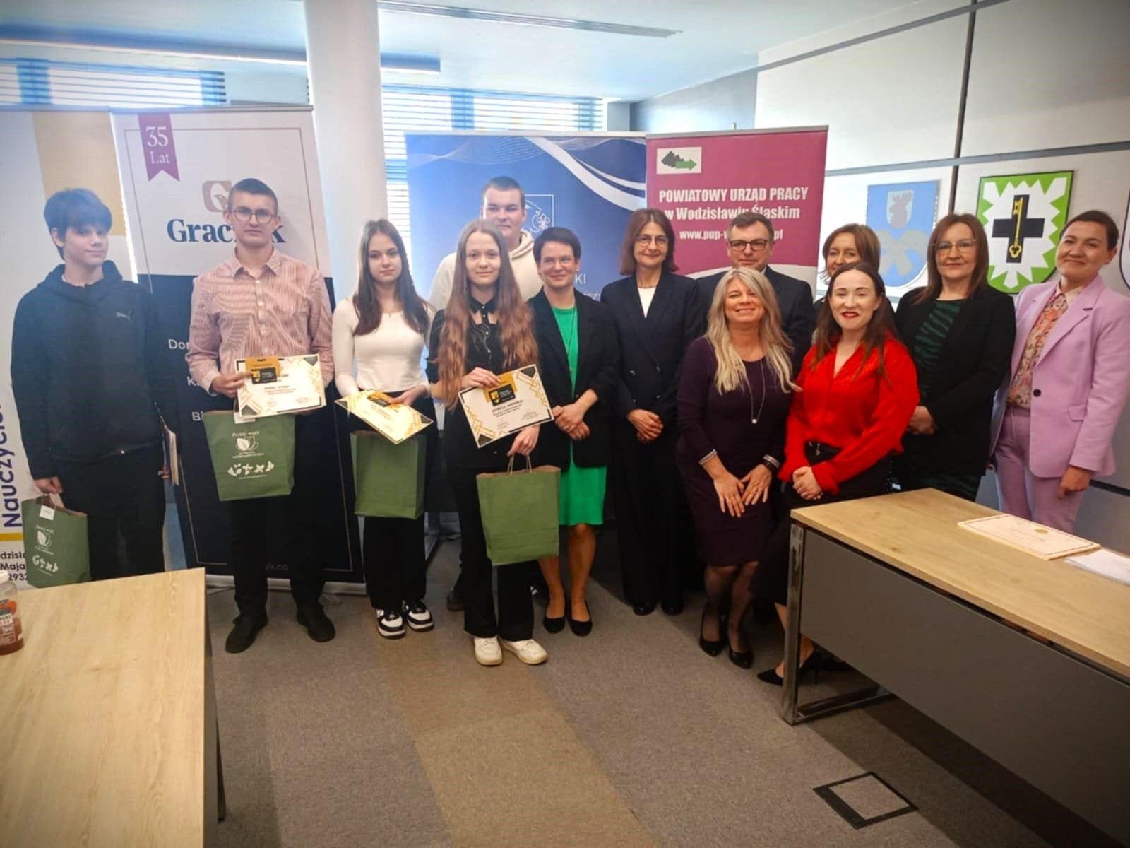 Zdjęcie w galerii na portalu naszwodzislaw.com: Kto najlepiej zna rynek pracy? Zacięta walka w III Powiatowym Konkursie wiadomości z regionu