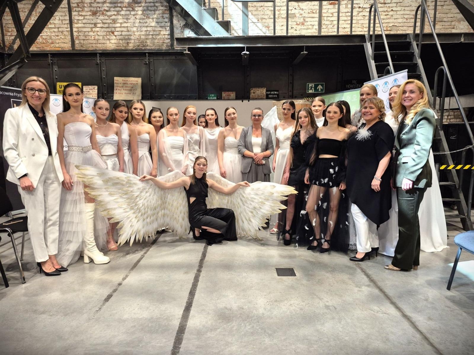 Zdjęcie w galerii na portalu naszwodzislaw.com: Anielski pokaz mody w Zabytkowej Kopalni Ignacy wiadomości z regionu