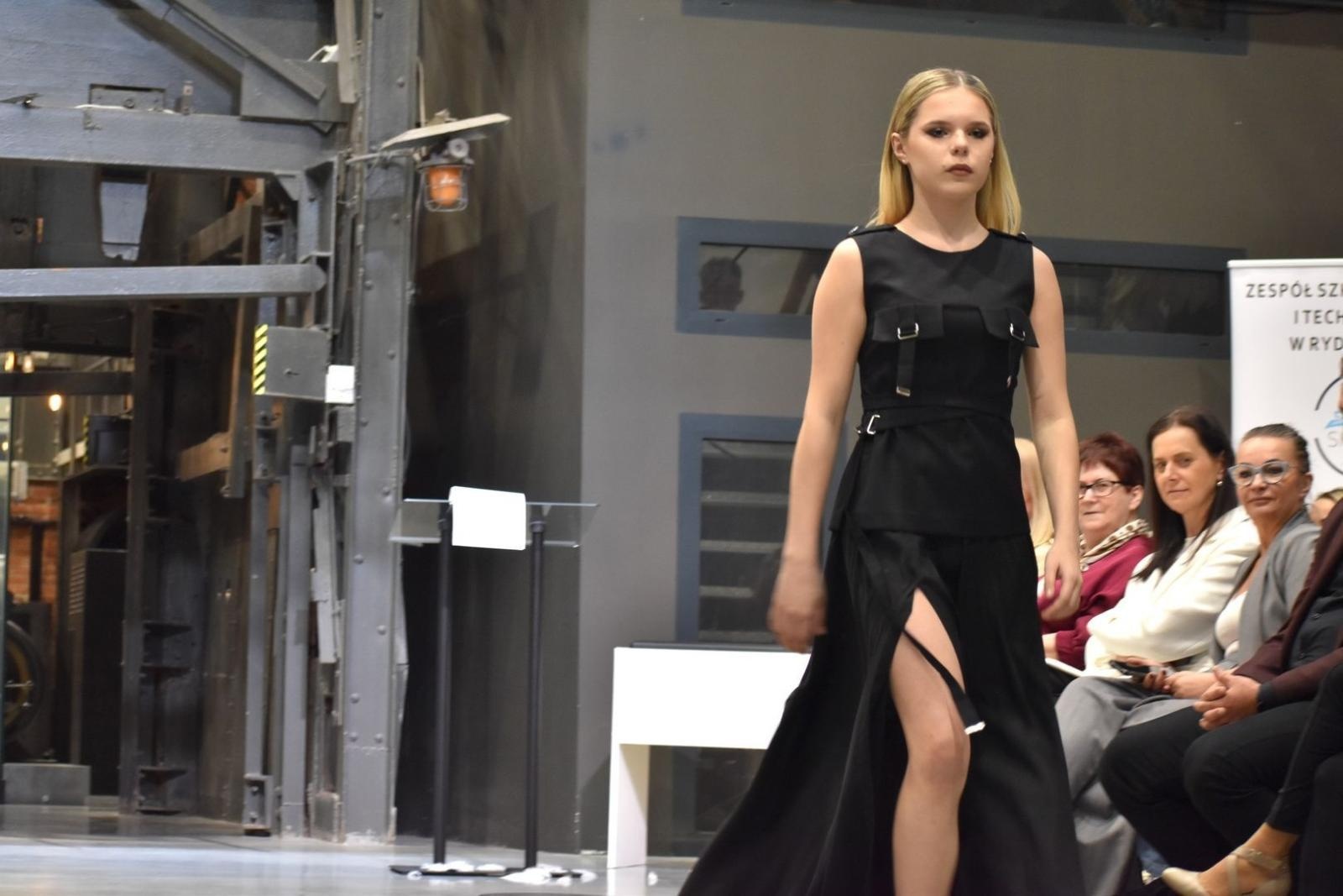 Zdjęcie w galerii na portalu naszwodzislaw.com: Anielski pokaz mody w Zabytkowej Kopalni Ignacy wiadomości z regionu