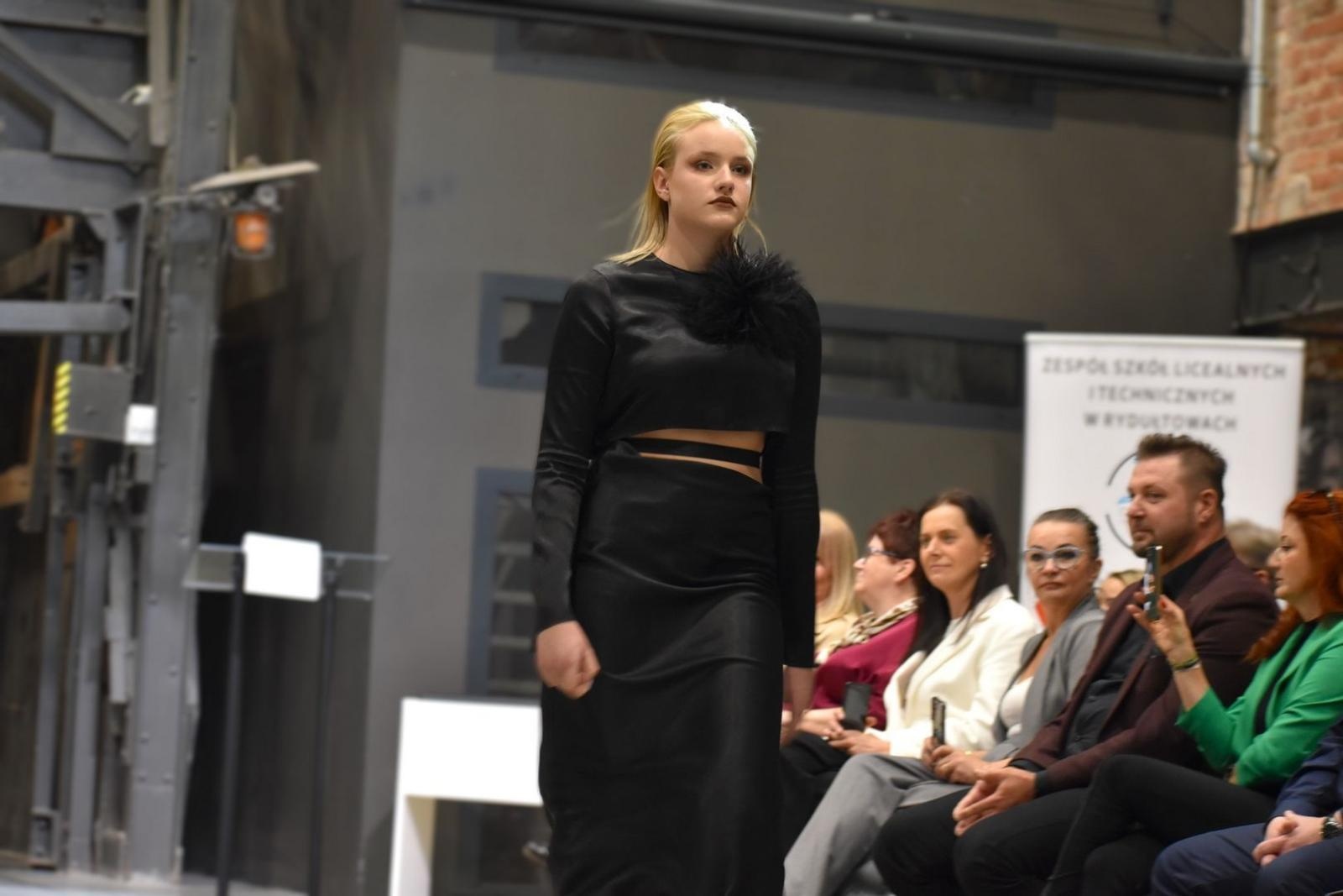 Zdjęcie w galerii na portalu naszwodzislaw.com: Anielski pokaz mody w Zabytkowej Kopalni Ignacy wiadomości z regionu