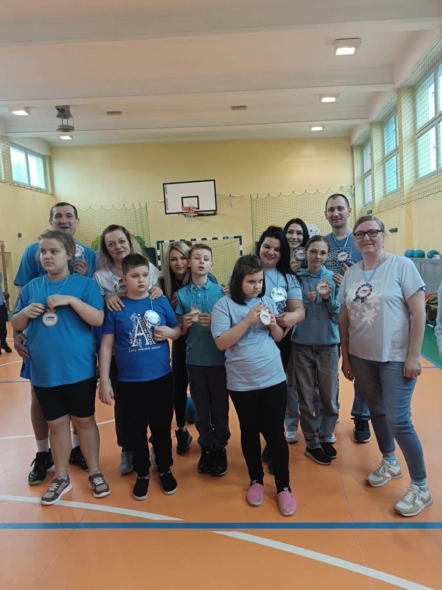 Zdjęcie w galerii na portalu naszwodzislaw.com: Niebieskie igrzyska i niespodziewana wizyta w starostwie na Dzień Świadomości Autyzmu [FOTO] wiadomości z regionu