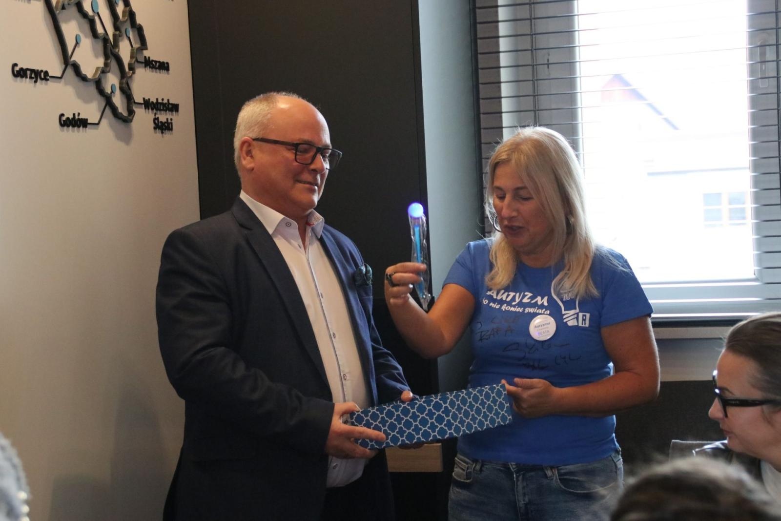 Zdjęcie w galerii na portalu naszwodzislaw.com: Niebieskie igrzyska i niespodziewana wizyta w starostwie na Dzień Świadomości Autyzmu [FOTO] wiadomości z regionu