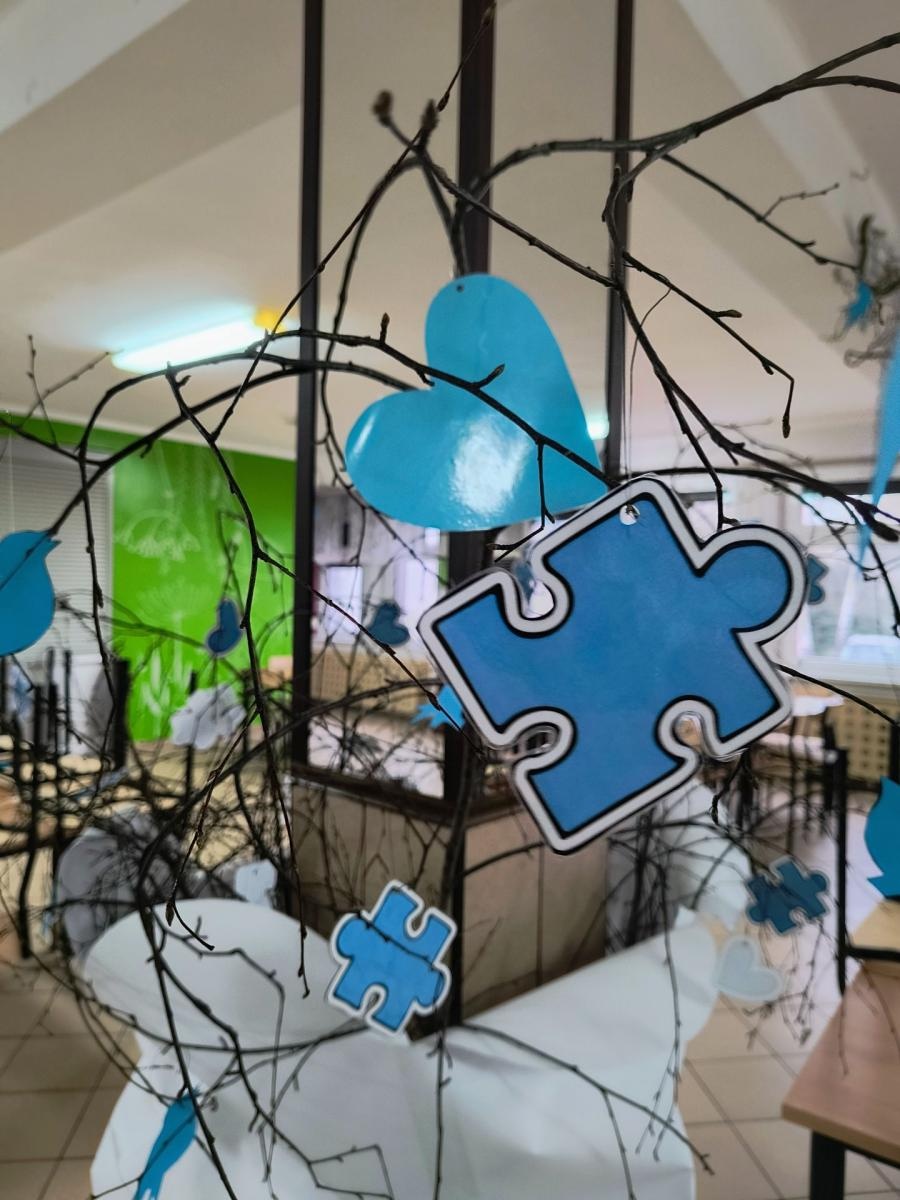 Zdjęcie w galerii na portalu naszwodzislaw.com: Niebieskie igrzyska i niespodziewana wizyta w starostwie na Dzień Świadomości Autyzmu [FOTO] wiadomości z regionu