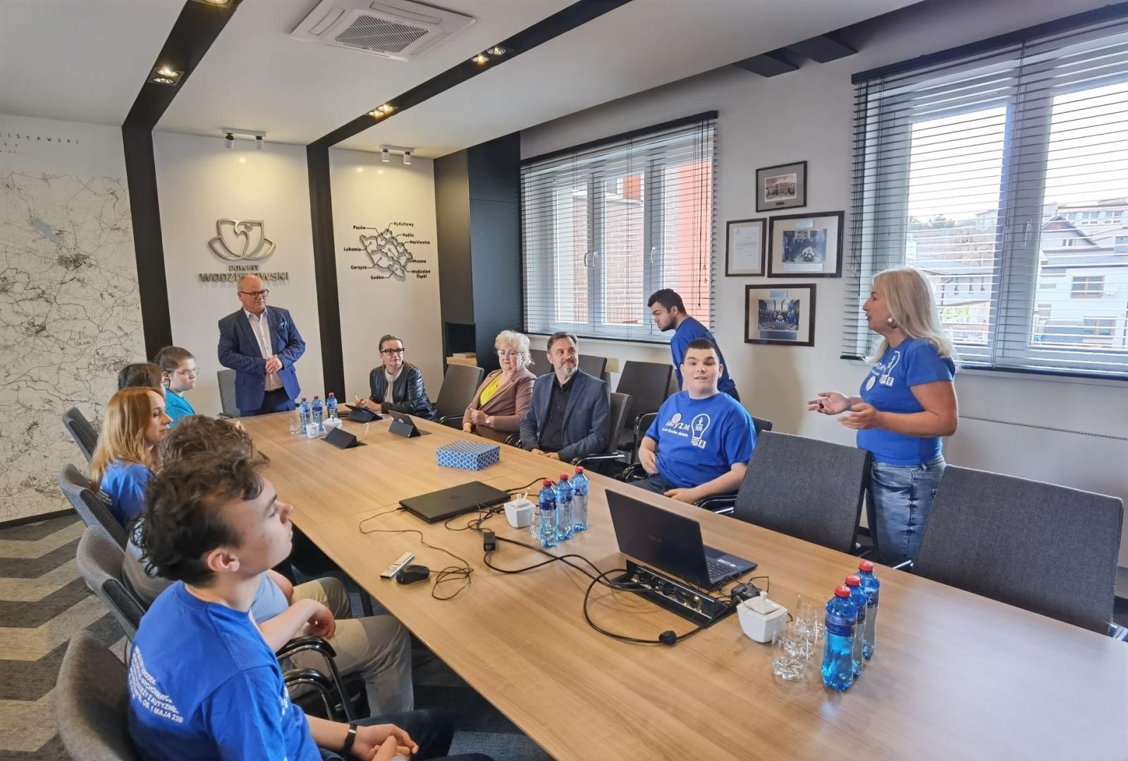 Zdjęcie w galerii na portalu naszwodzislaw.com: Niebieskie igrzyska i niespodziewana wizyta w starostwie na Dzień Świadomości Autyzmu [FOTO] wiadomości z regionu