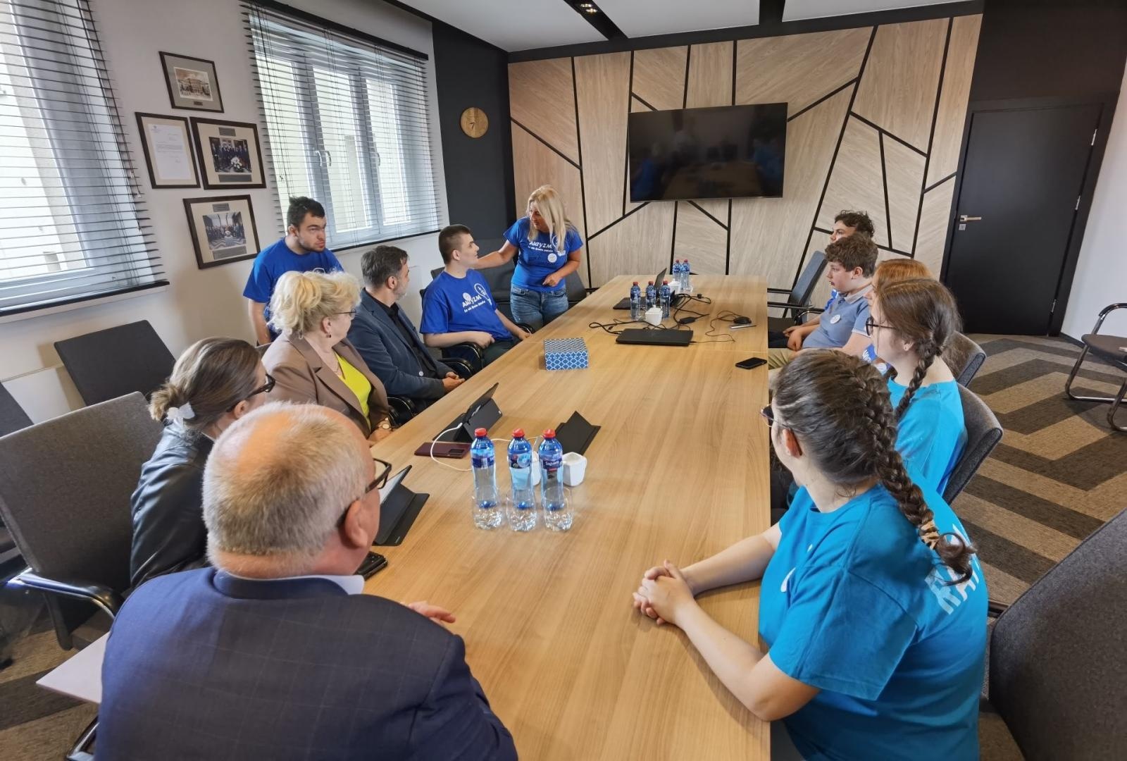 Zdjęcie w galerii na portalu naszwodzislaw.com: Niebieskie igrzyska i niespodziewana wizyta w starostwie na Dzień Świadomości Autyzmu [FOTO] wiadomości z regionu