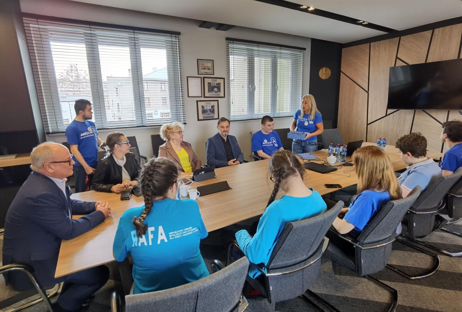 Zdjęcie w galerii na portalu naszwodzislaw.com: Niebieskie igrzyska i niespodziewana wizyta w starostwie na Dzień Świadomości Autyzmu [FOTO] wiadomości z regionu
