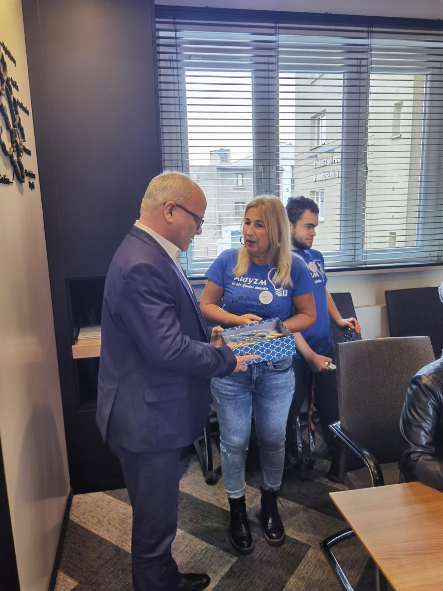 Zdjęcie w galerii na portalu naszwodzislaw.com: Niebieskie igrzyska i niespodziewana wizyta w starostwie na Dzień Świadomości Autyzmu [FOTO] wiadomości z regionu