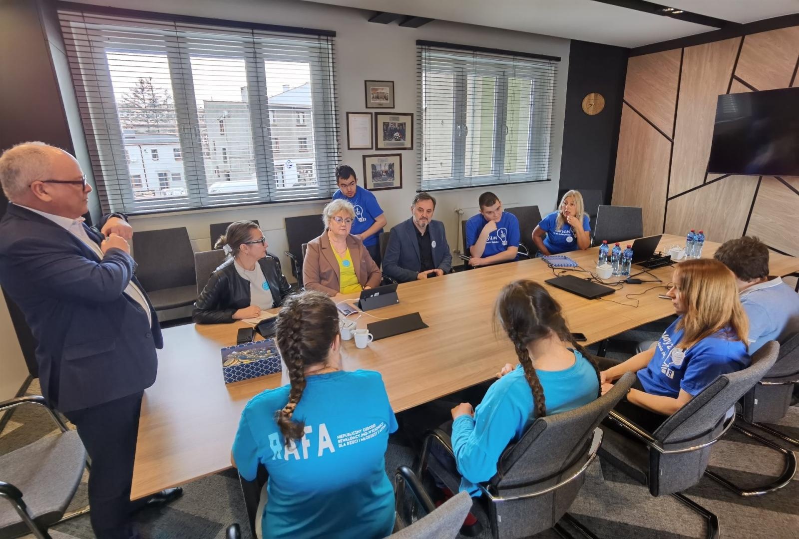 Zdjęcie w galerii na portalu naszwodzislaw.com: Niebieskie igrzyska i niespodziewana wizyta w starostwie na Dzień Świadomości Autyzmu [FOTO] wiadomości z regionu