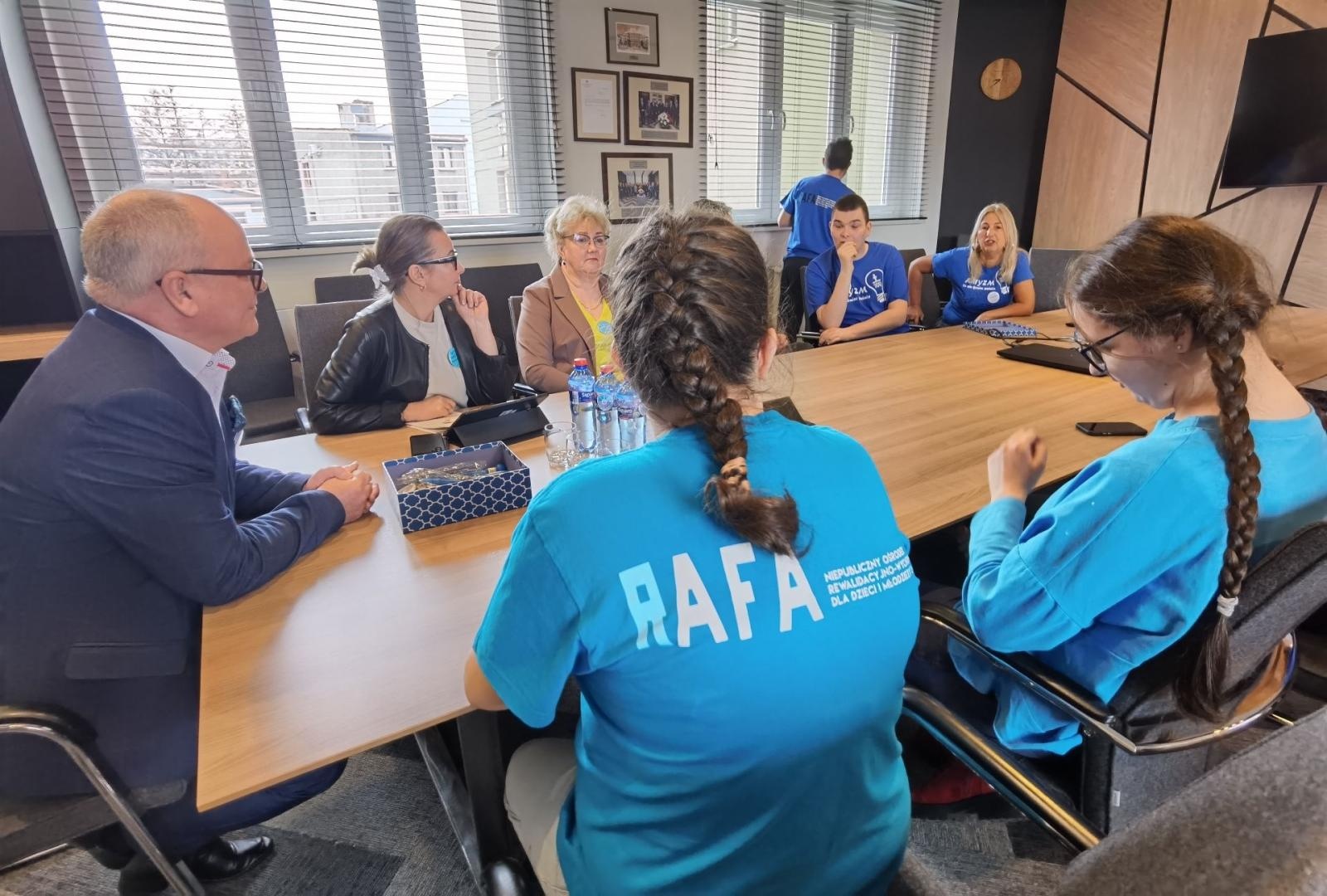 Zdjęcie w galerii na portalu naszwodzislaw.com: Niebieskie igrzyska i niespodziewana wizyta w starostwie na Dzień Świadomości Autyzmu [FOTO] wiadomości z regionu