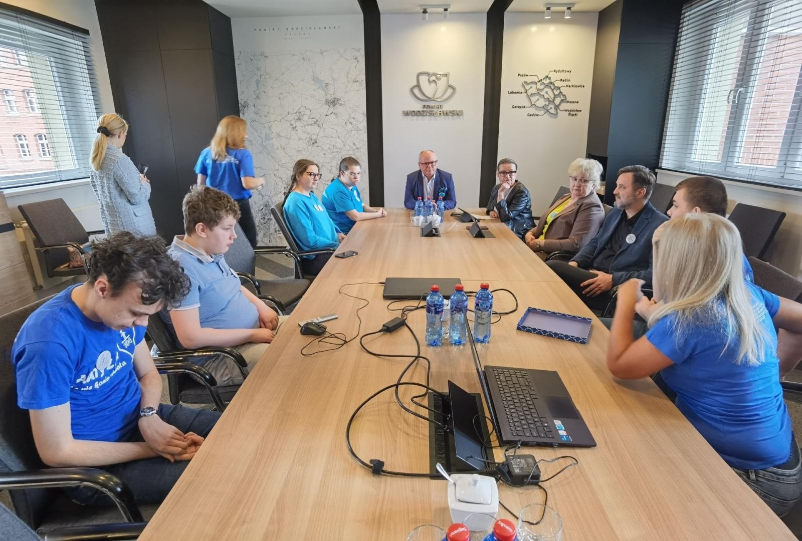 Zdjęcie w galerii na portalu naszwodzislaw.com: Niebieskie igrzyska i niespodziewana wizyta w starostwie na Dzień Świadomości Autyzmu [FOTO] wiadomości z regionu