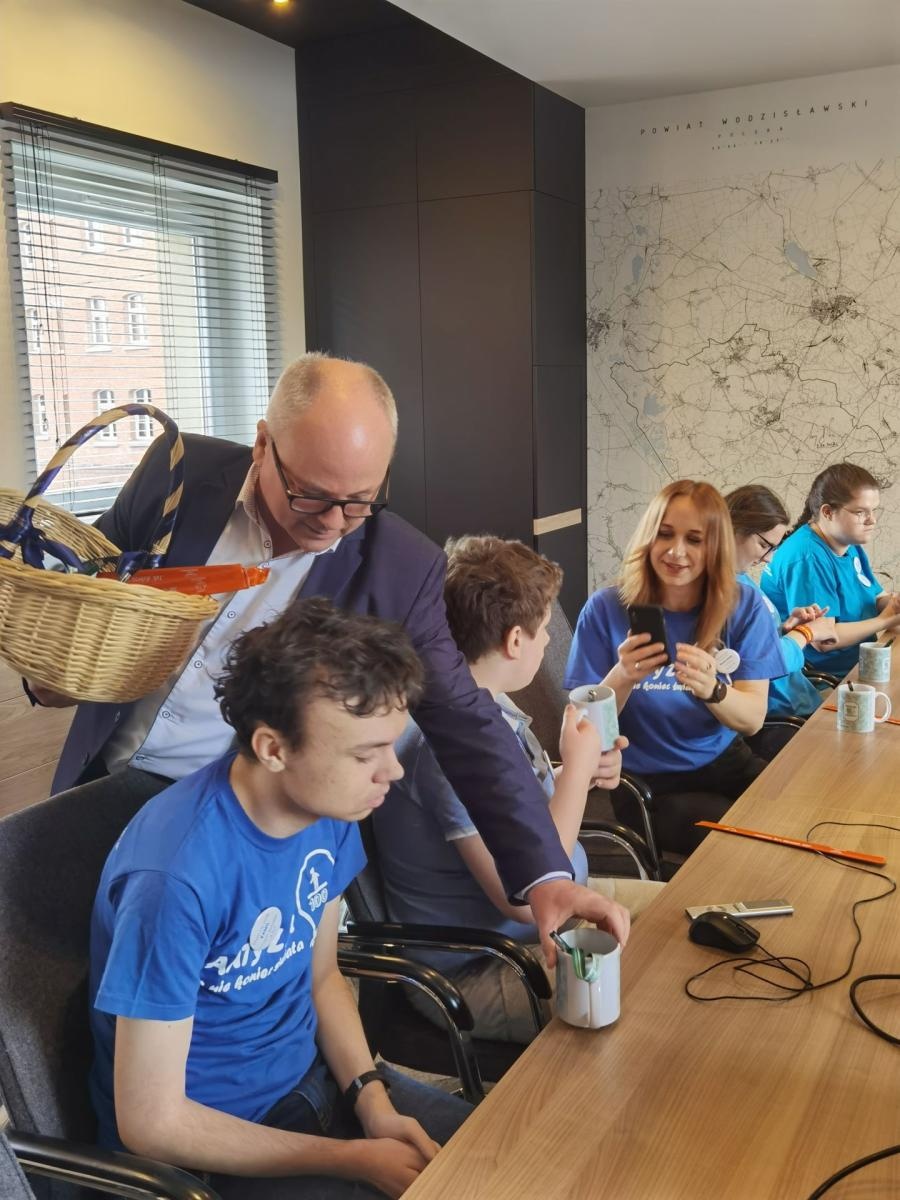 Zdjęcie w galerii na portalu naszwodzislaw.com: Niebieskie igrzyska i niespodziewana wizyta w starostwie na Dzień Świadomości Autyzmu [FOTO] wiadomości z regionu