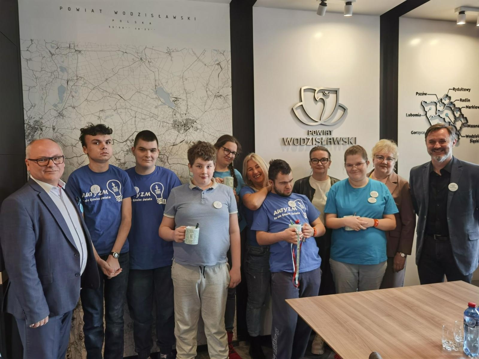 Zdjęcie w galerii na portalu naszwodzislaw.com: Niebieskie igrzyska i niespodziewana wizyta w starostwie na Dzień Świadomości Autyzmu [FOTO] wiadomości z regionu