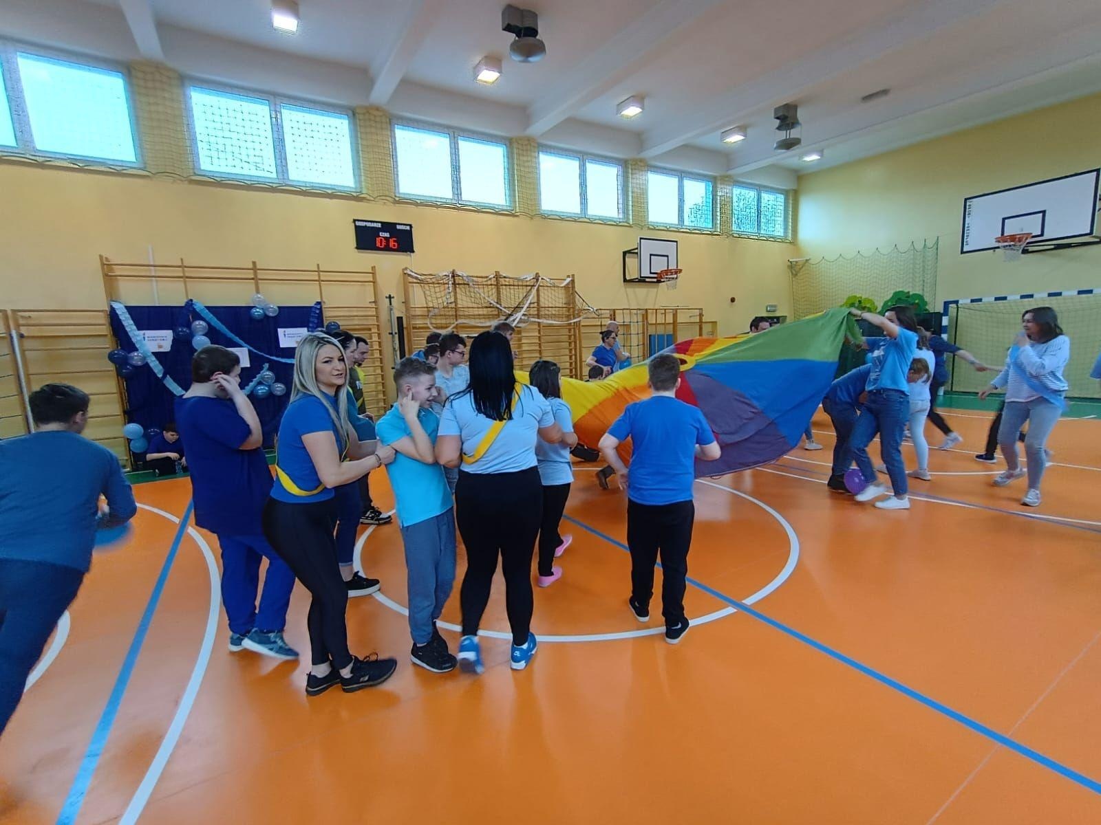 Zdjęcie w galerii na portalu naszwodzislaw.com: Niebieskie igrzyska i niespodziewana wizyta w starostwie na Dzień Świadomości Autyzmu [FOTO] wiadomości z regionu