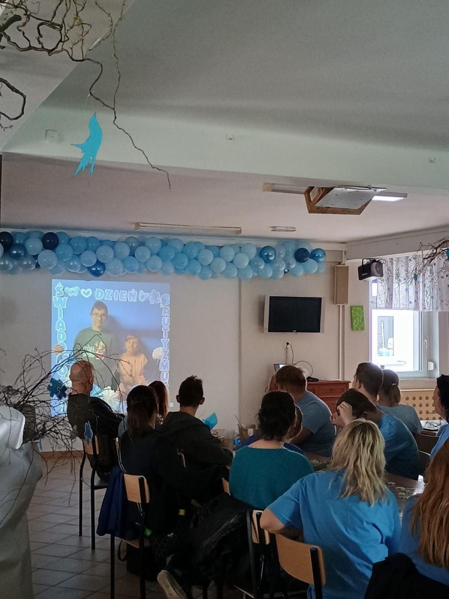 Zdjęcie w galerii na portalu naszwodzislaw.com: Niebieskie igrzyska i niespodziewana wizyta w starostwie na Dzień Świadomości Autyzmu [FOTO] wiadomości z regionu