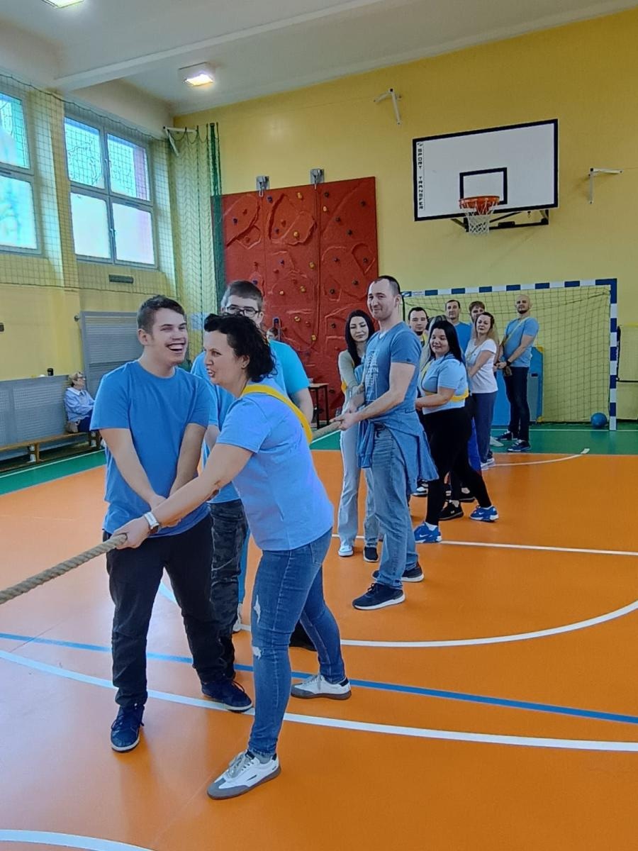 Zdjęcie w galerii na portalu naszwodzislaw.com: Niebieskie igrzyska i niespodziewana wizyta w starostwie na Dzień Świadomości Autyzmu [FOTO] wiadomości z regionu