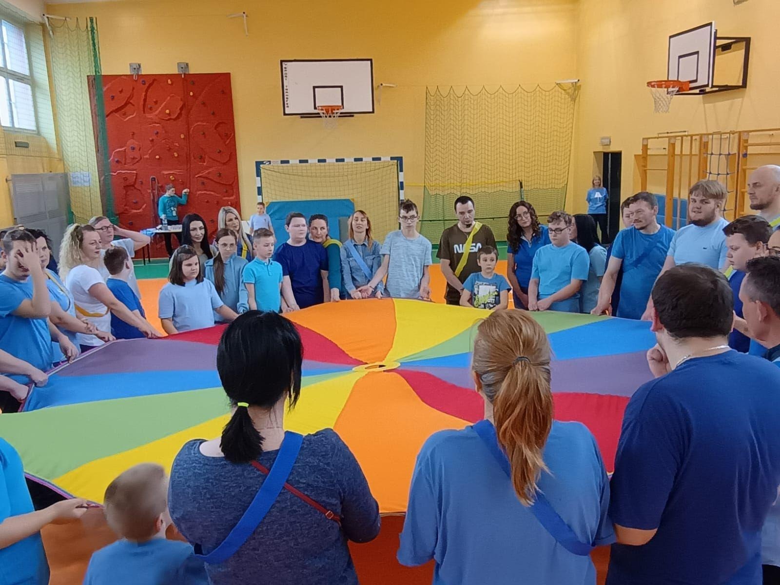 Zdjęcie w galerii na portalu naszwodzislaw.com: Niebieskie igrzyska i niespodziewana wizyta w starostwie na Dzień Świadomości Autyzmu [FOTO] wiadomości z regionu