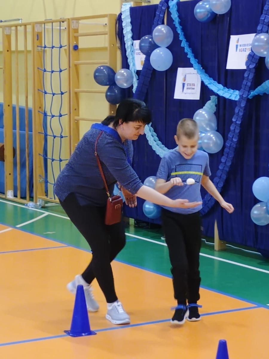 Zdjęcie w galerii na portalu naszwodzislaw.com: Niebieskie igrzyska i niespodziewana wizyta w starostwie na Dzień Świadomości Autyzmu [FOTO] wiadomości z regionu