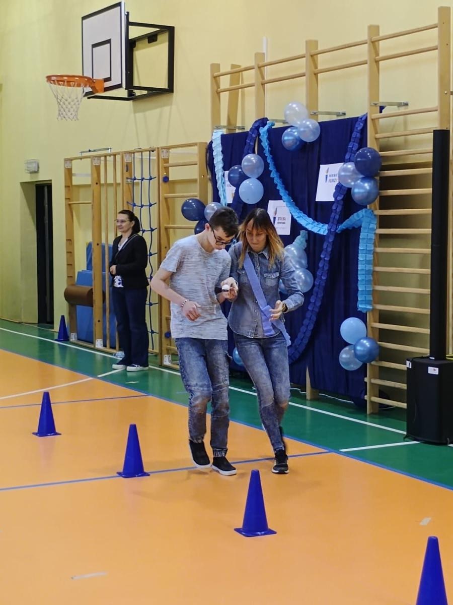 Zdjęcie w galerii na portalu naszwodzislaw.com: Niebieskie igrzyska i niespodziewana wizyta w starostwie na Dzień Świadomości Autyzmu [FOTO] wiadomości z regionu