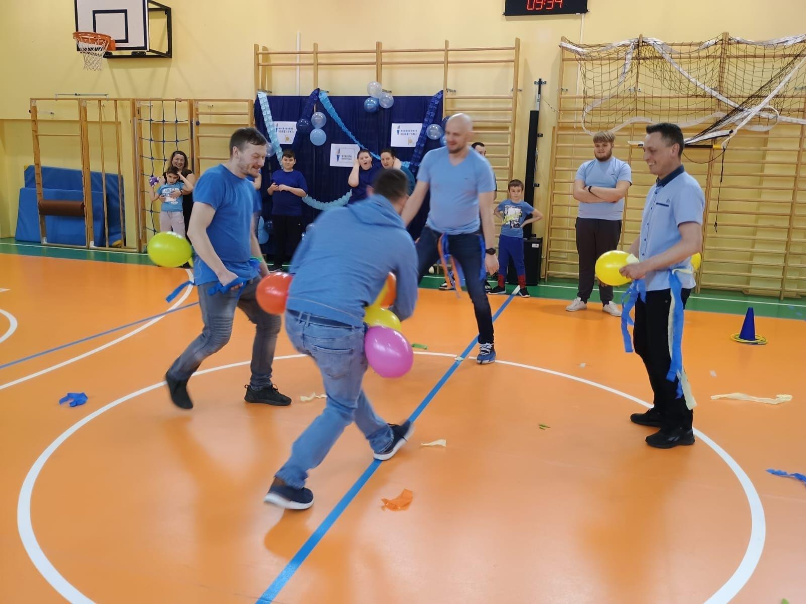 Zdjęcie w galerii na portalu naszwodzislaw.com: Niebieskie igrzyska i niespodziewana wizyta w starostwie na Dzień Świadomości Autyzmu [FOTO] wiadomości z regionu