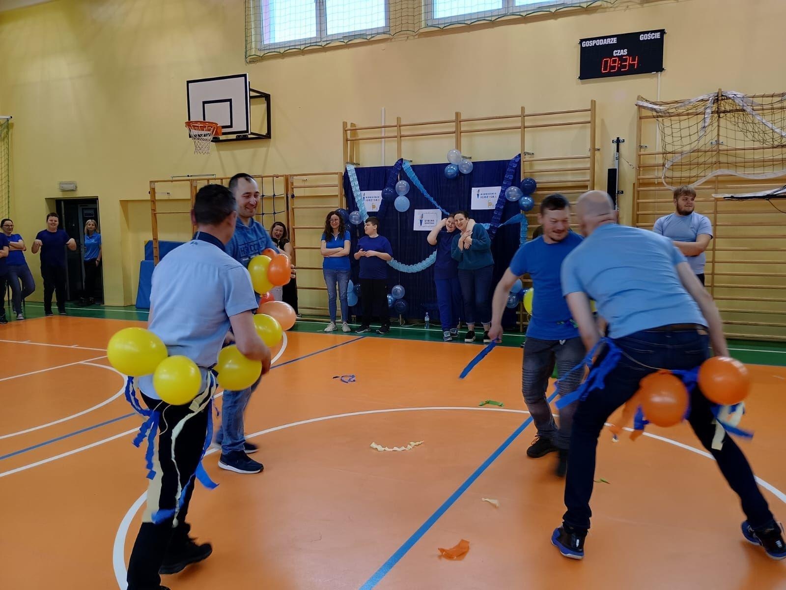 Zdjęcie w galerii na portalu naszwodzislaw.com: Niebieskie igrzyska i niespodziewana wizyta w starostwie na Dzień Świadomości Autyzmu [FOTO] wiadomości z regionu