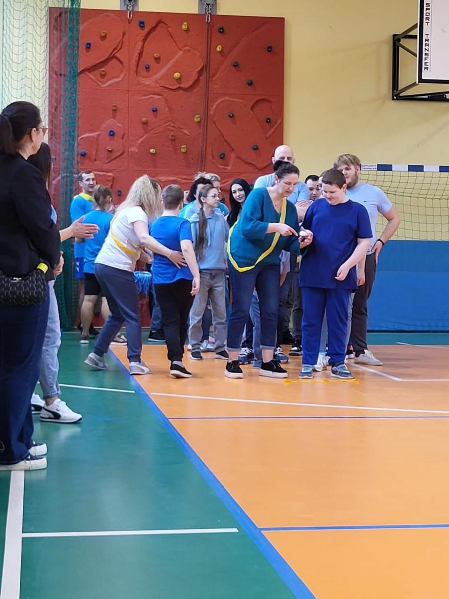 Zdjęcie w galerii na portalu naszwodzislaw.com: Niebieskie igrzyska i niespodziewana wizyta w starostwie na Dzień Świadomości Autyzmu [FOTO] wiadomości z regionu