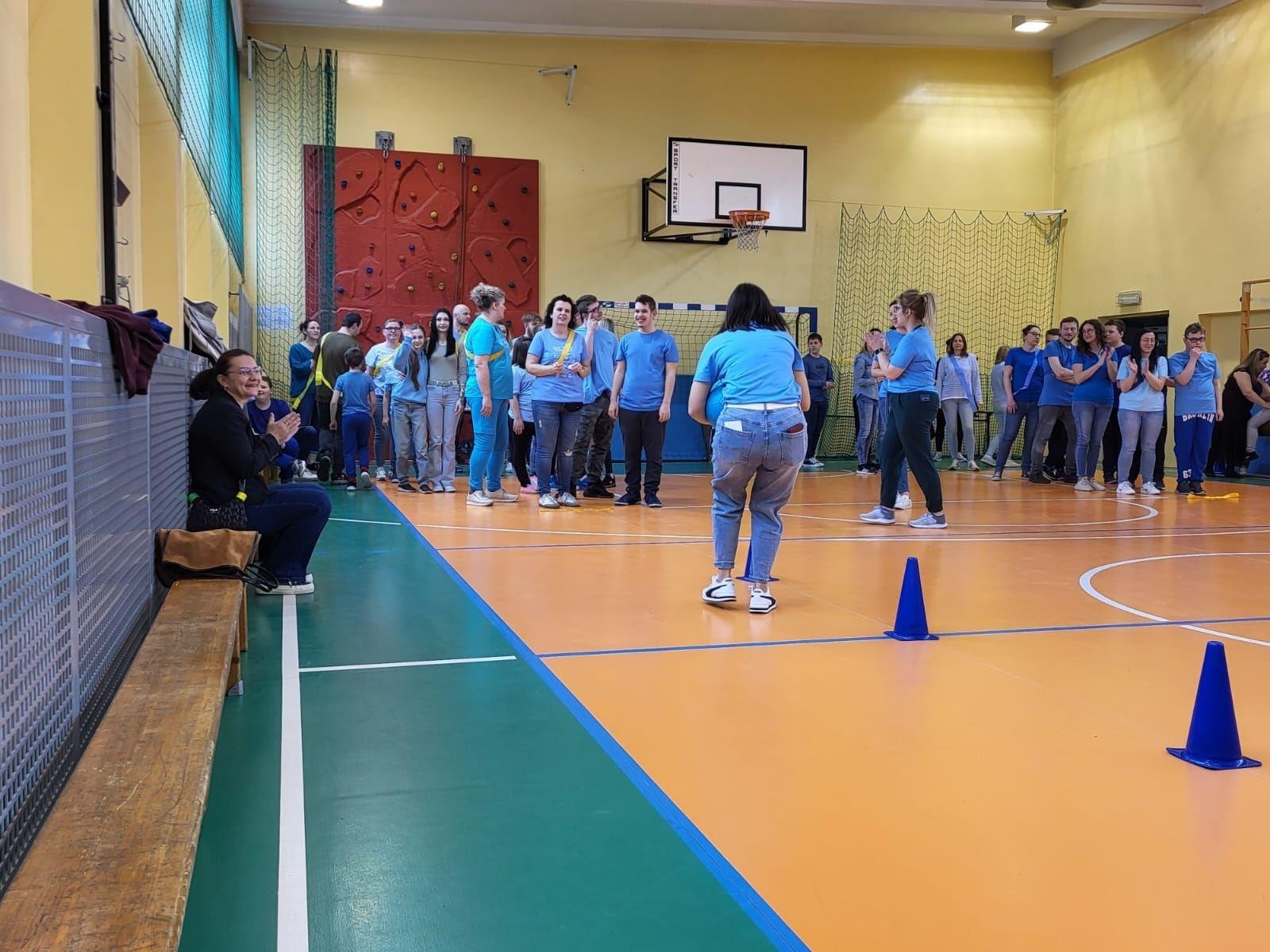 Zdjęcie w galerii na portalu naszwodzislaw.com: Niebieskie igrzyska i niespodziewana wizyta w starostwie na Dzień Świadomości Autyzmu [FOTO] wiadomości z regionu