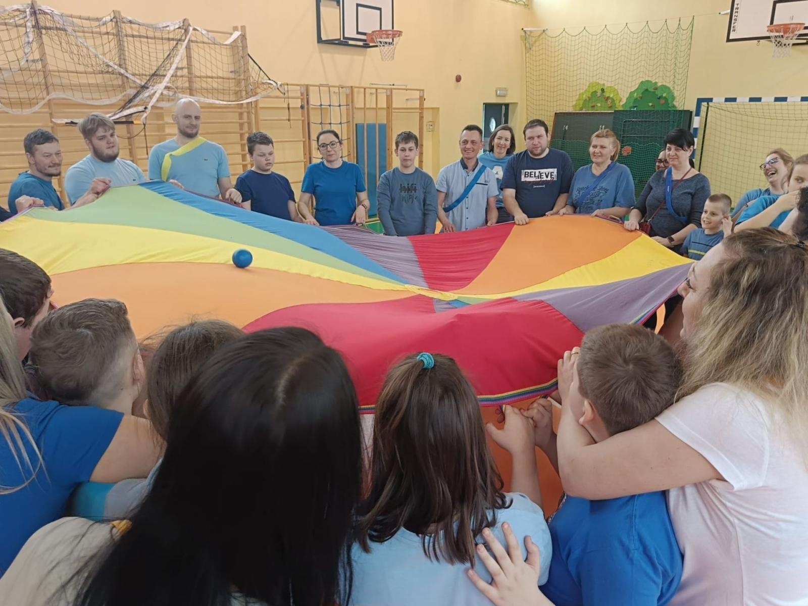 Zdjęcie w galerii na portalu naszwodzislaw.com: Niebieskie igrzyska i niespodziewana wizyta w starostwie na Dzień Świadomości Autyzmu [FOTO] wiadomości z regionu