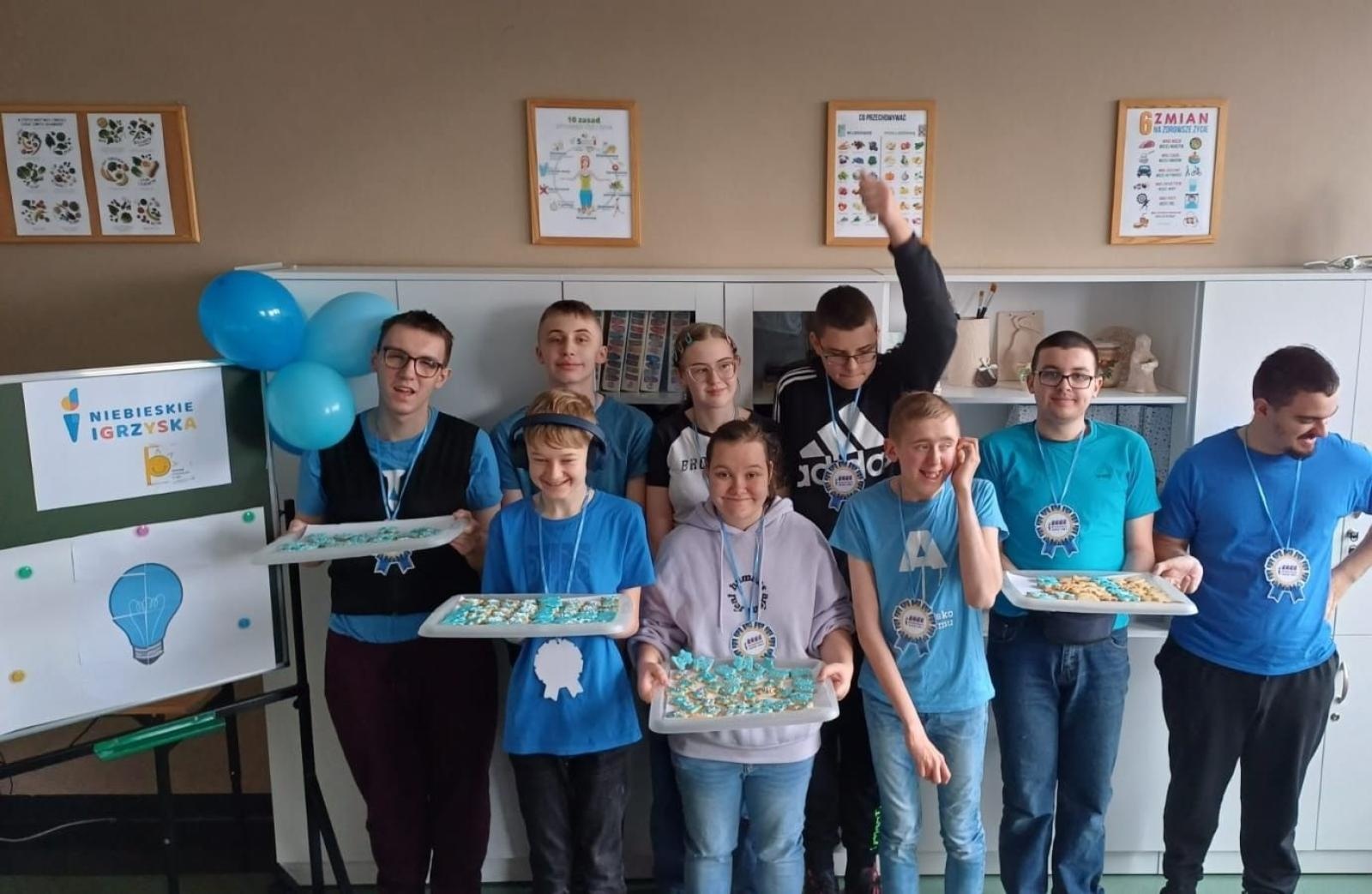 Zdjęcie w galerii na portalu naszwodzislaw.com: Niebieskie igrzyska i niespodziewana wizyta w starostwie na Dzień Świadomości Autyzmu [FOTO] wiadomości z regionu