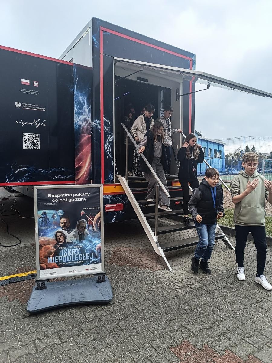 Zdjęcie w galerii na portalu naszwodzislaw.com: Iskry Niepodległej w Gołkowicach frekwencyjnym sukcesem [FOTO] wiadomości z regionu