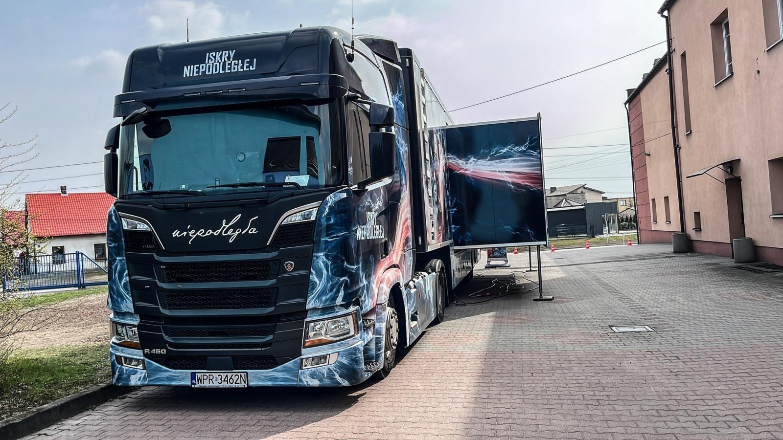 Zdjęcie w galerii na portalu naszwodzislaw.com: Iskry Niepodległej w Gołkowicach frekwencyjnym sukcesem [FOTO] wiadomości z regionu