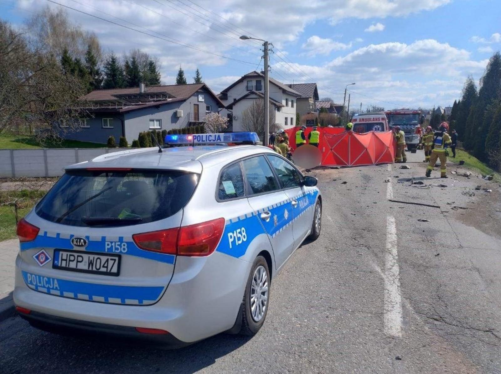 Zdjęcie w galerii na portalu naszwodzislaw.com: Tragedia w Rogowie. Czołowe zderzenie audi i ciężarówki. Kierowca osobówki nie żyje [FOTO] wiadomości z regionu