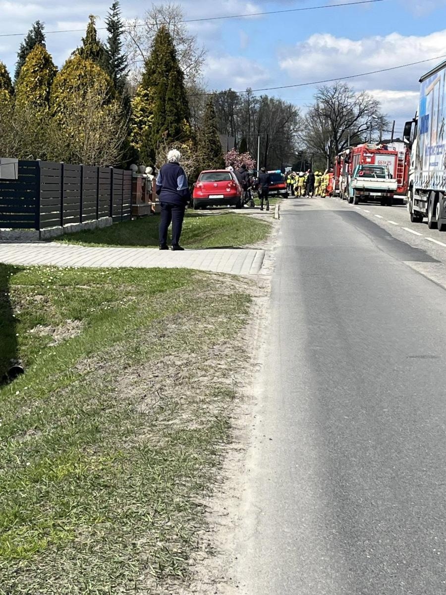 Zdjęcie w galerii na portalu naszwodzislaw.com: Tragedia w Rogowie. Czołowe zderzenie audi i ciężarówki. Kierowca osobówki nie żyje [FOTO] wiadomości z regionu