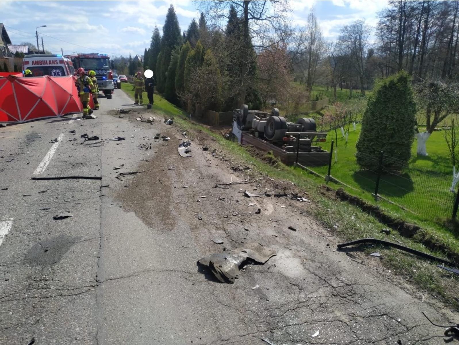 Zdjęcie w galerii na portalu naszwodzislaw.com: Tragedia w Rogowie. Czołowe zderzenie audi i ciężarówki. Kierowca osobówki nie żyje [FOTO] wiadomości z regionu