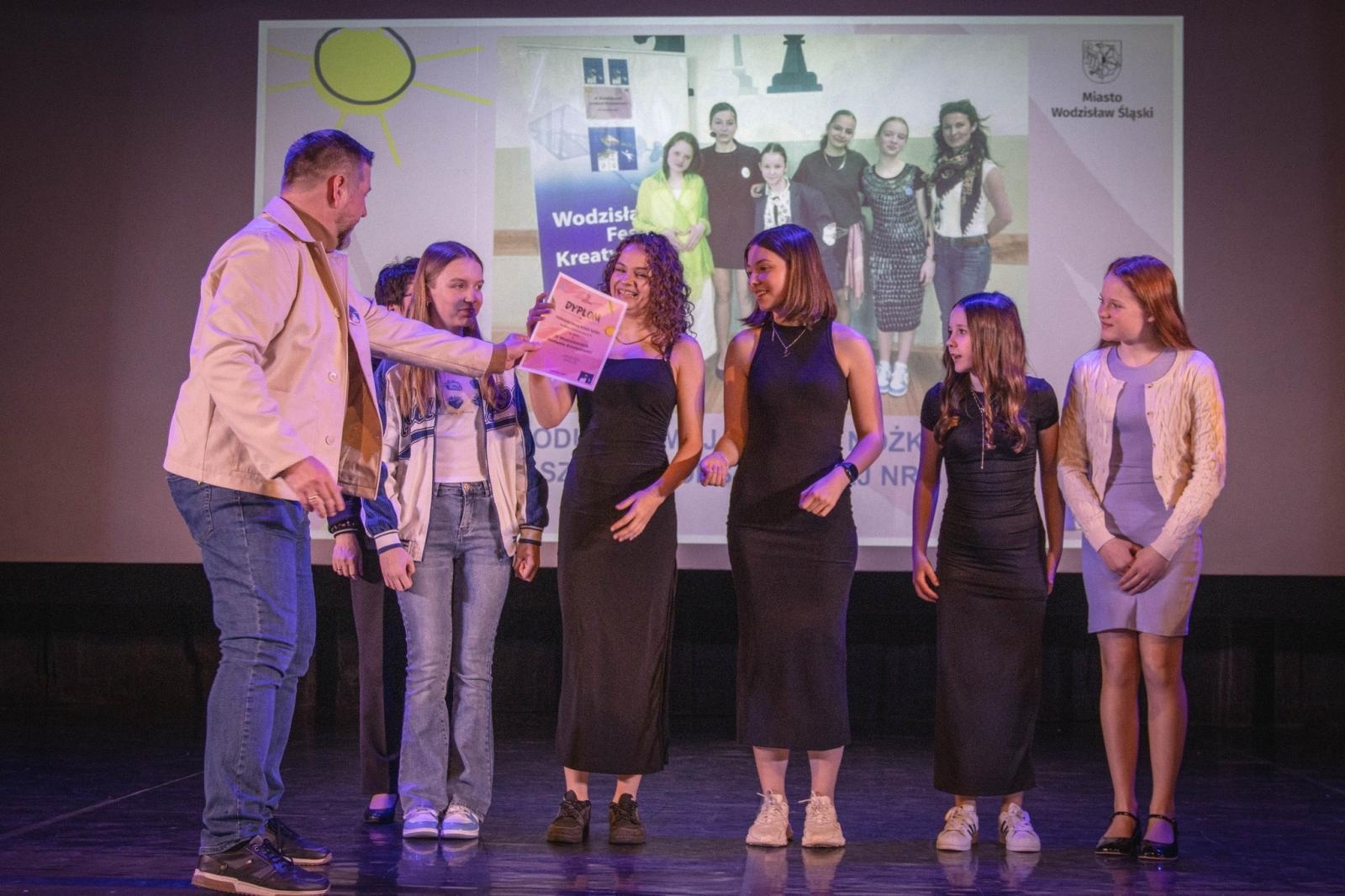 Zdjęcie w galerii na portalu naszwodzislaw.com: Kreatywność nie zna granic. Za nami IX Wodzisławski Festiwal Kreatywności [FOTO] wiadomości z regionu