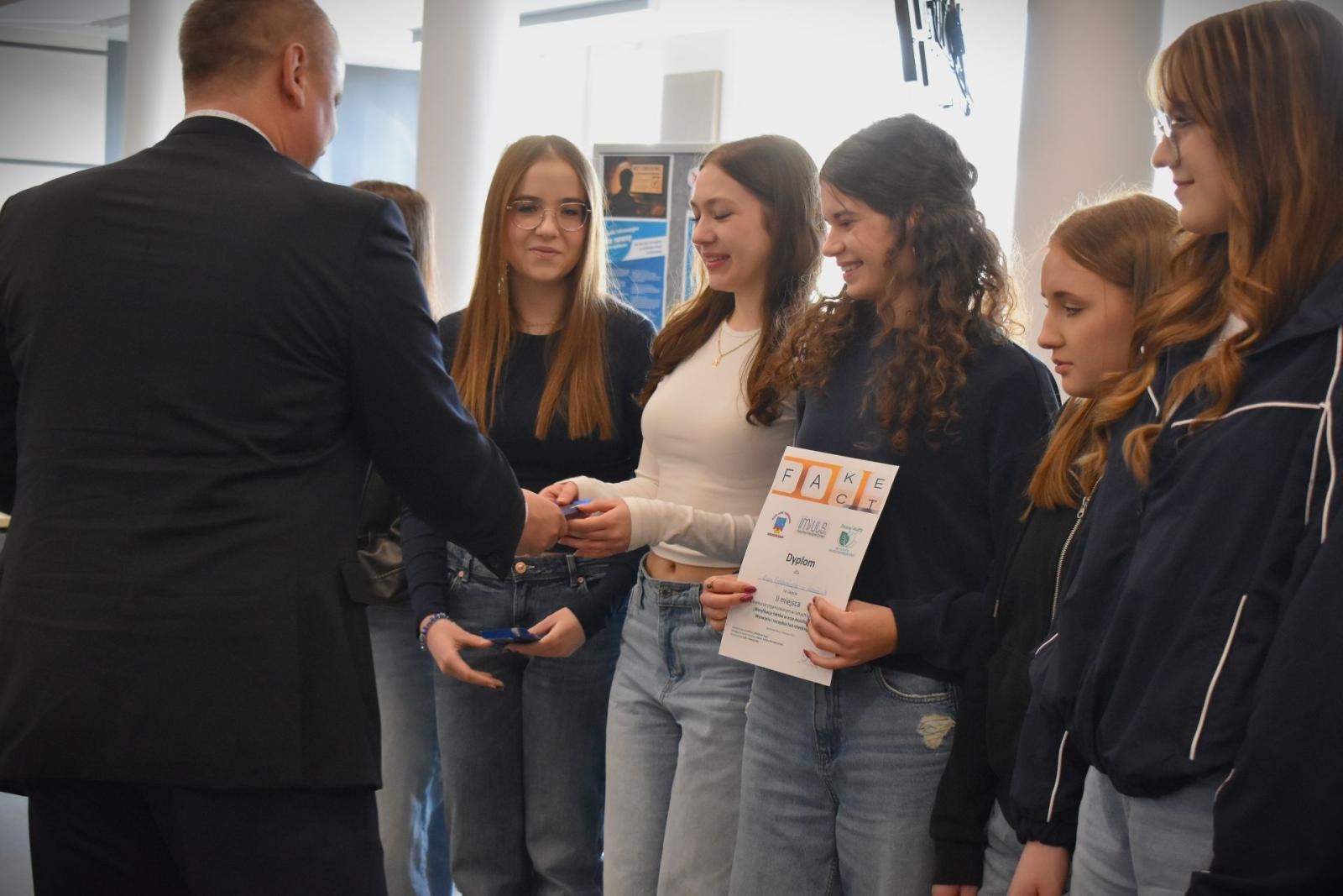 Zdjęcie w galerii na portalu naszwodzislaw.com: Fakty kontra dezinformacja. Młodzież na tropie prawdy wiadomości z regionu