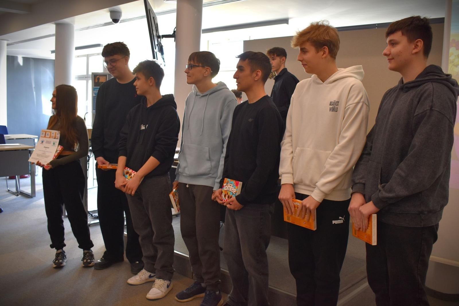 Zdjęcie w galerii na portalu naszwodzislaw.com: Fakty kontra dezinformacja. Młodzież na tropie prawdy wiadomości z regionu