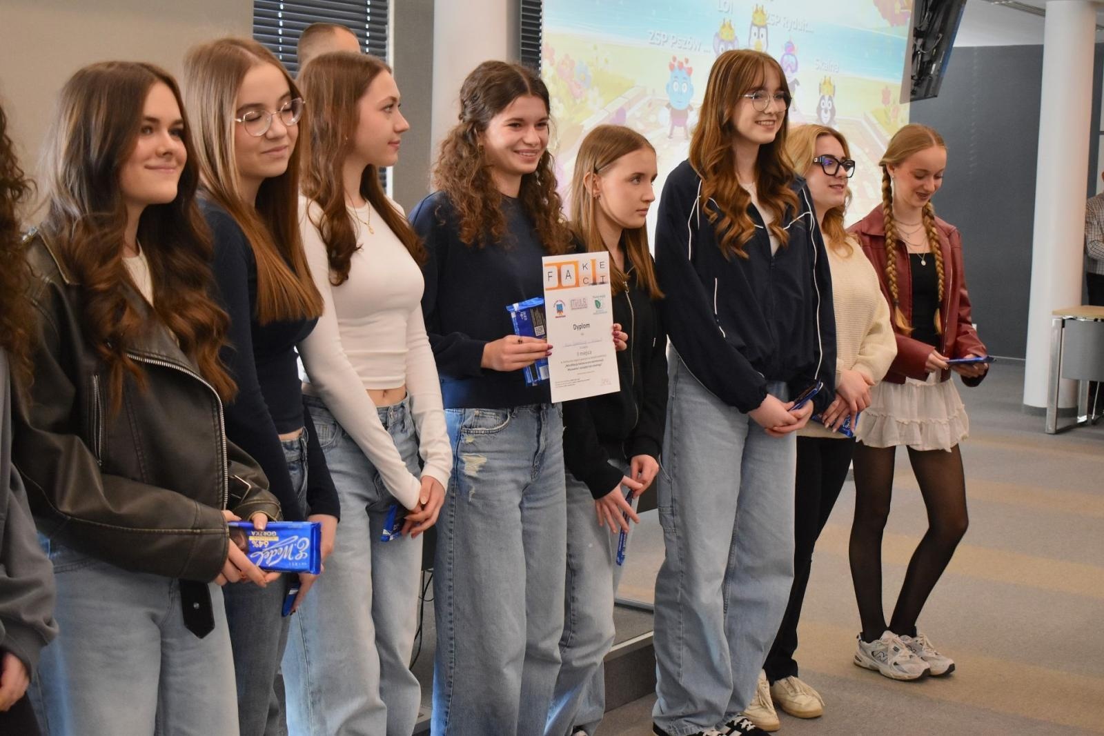 Zdjęcie w galerii na portalu naszwodzislaw.com: Fakty kontra dezinformacja. Młodzież na tropie prawdy wiadomości z regionu