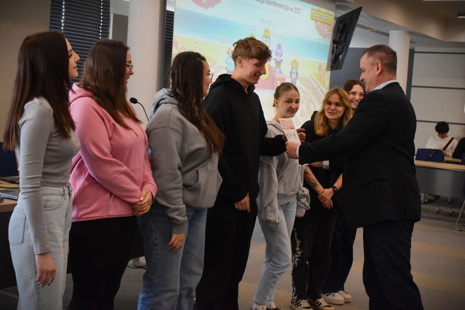 Zdjęcie w galerii na portalu naszwodzislaw.com: Fakty kontra dezinformacja. Młodzież na tropie prawdy wiadomości z regionu