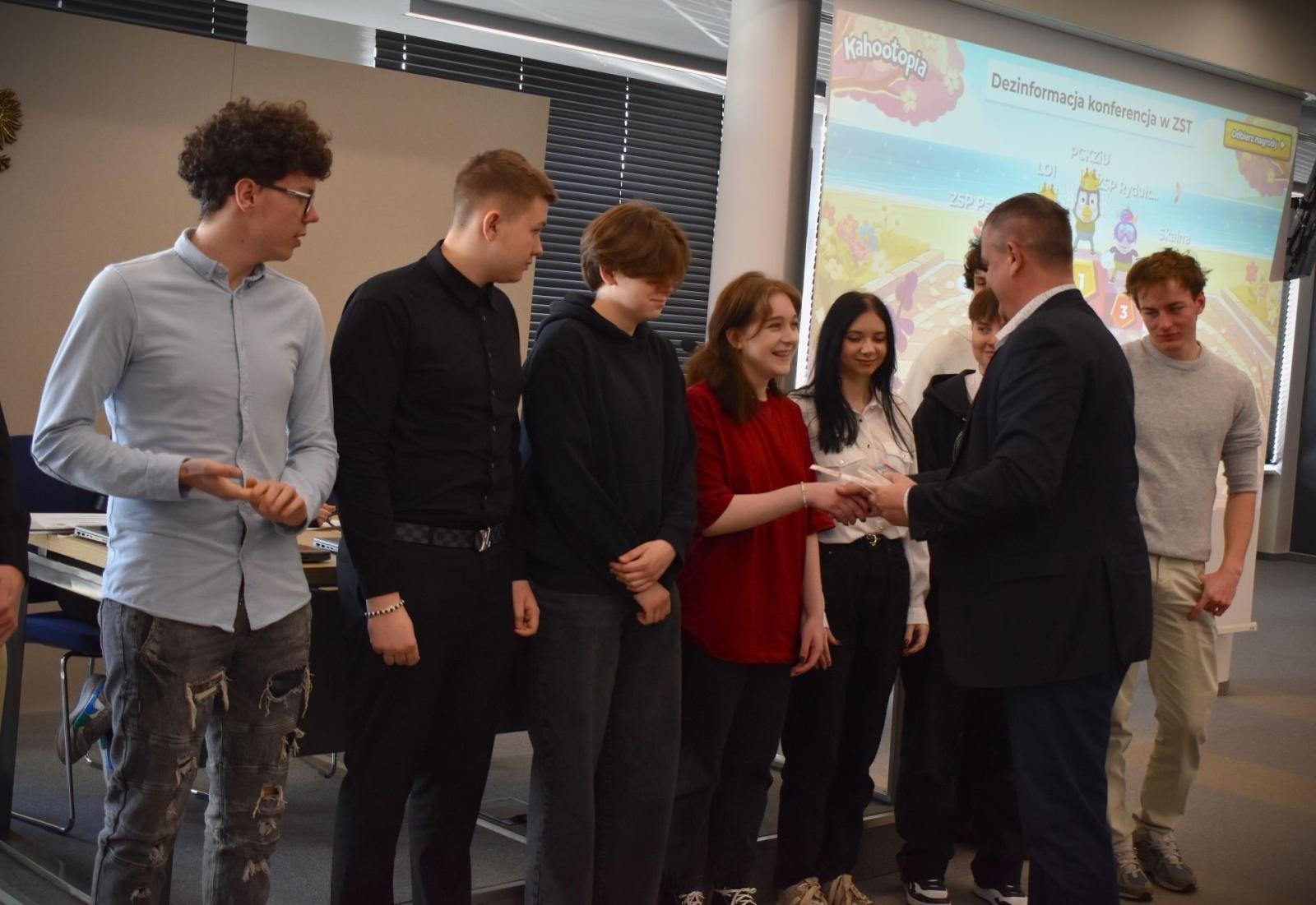 Zdjęcie w galerii na portalu naszwodzislaw.com: Fakty kontra dezinformacja. Młodzież na tropie prawdy wiadomości z regionu
