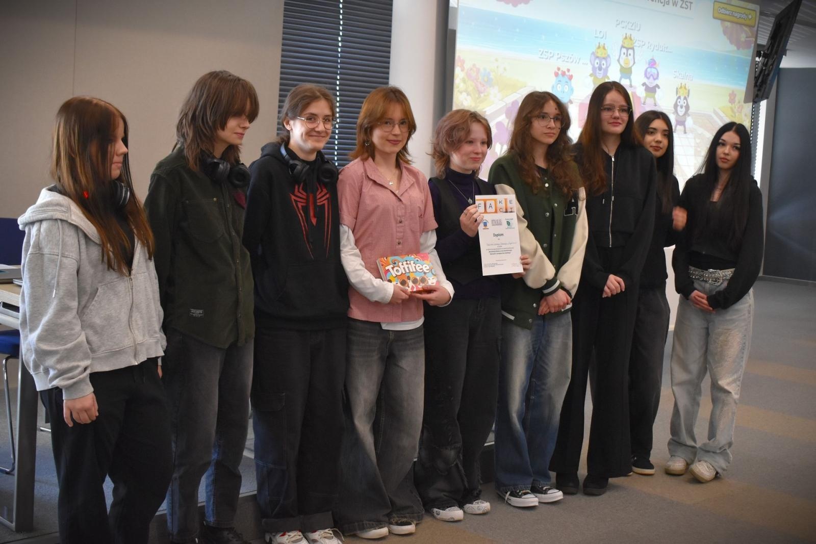 Zdjęcie w galerii na portalu naszwodzislaw.com: Fakty kontra dezinformacja. Młodzież na tropie prawdy wiadomości z regionu