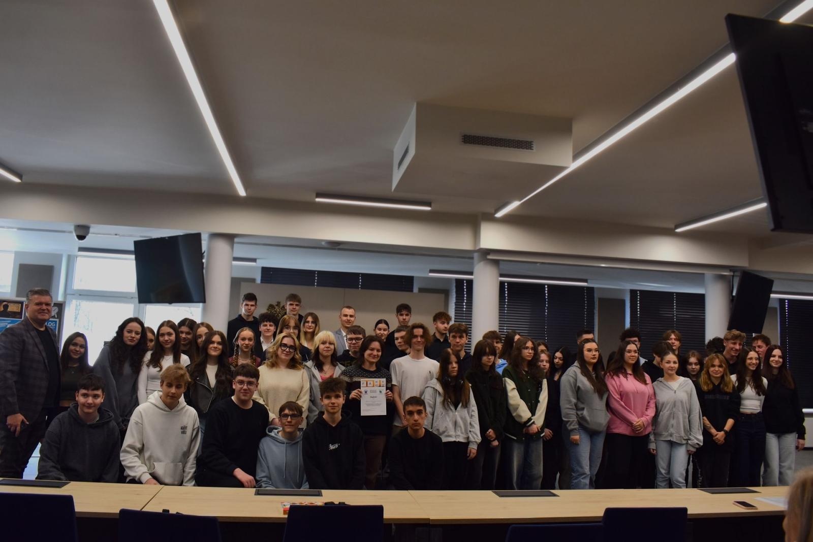 Zdjęcie w galerii na portalu naszwodzislaw.com: Fakty kontra dezinformacja. Młodzież na tropie prawdy wiadomości z regionu