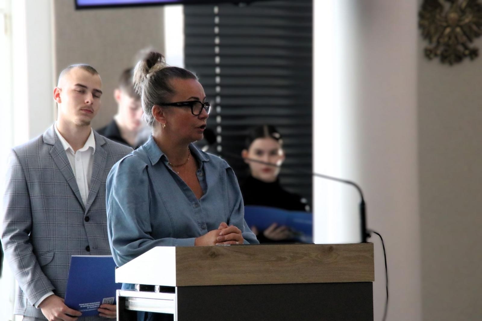 Zdjęcie w galerii na portalu naszwodzislaw.com: Fakty kontra dezinformacja. Młodzież na tropie prawdy wiadomości z regionu