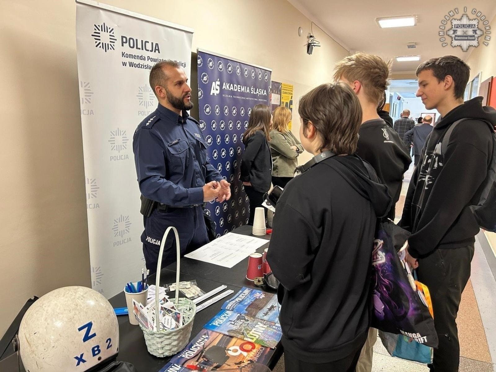 Zdjęcie w galerii na portalu naszwodzislaw.com: Policjanci na Dniu Otwartym wodzisławskiego Ekonomika wiadomości z regionu