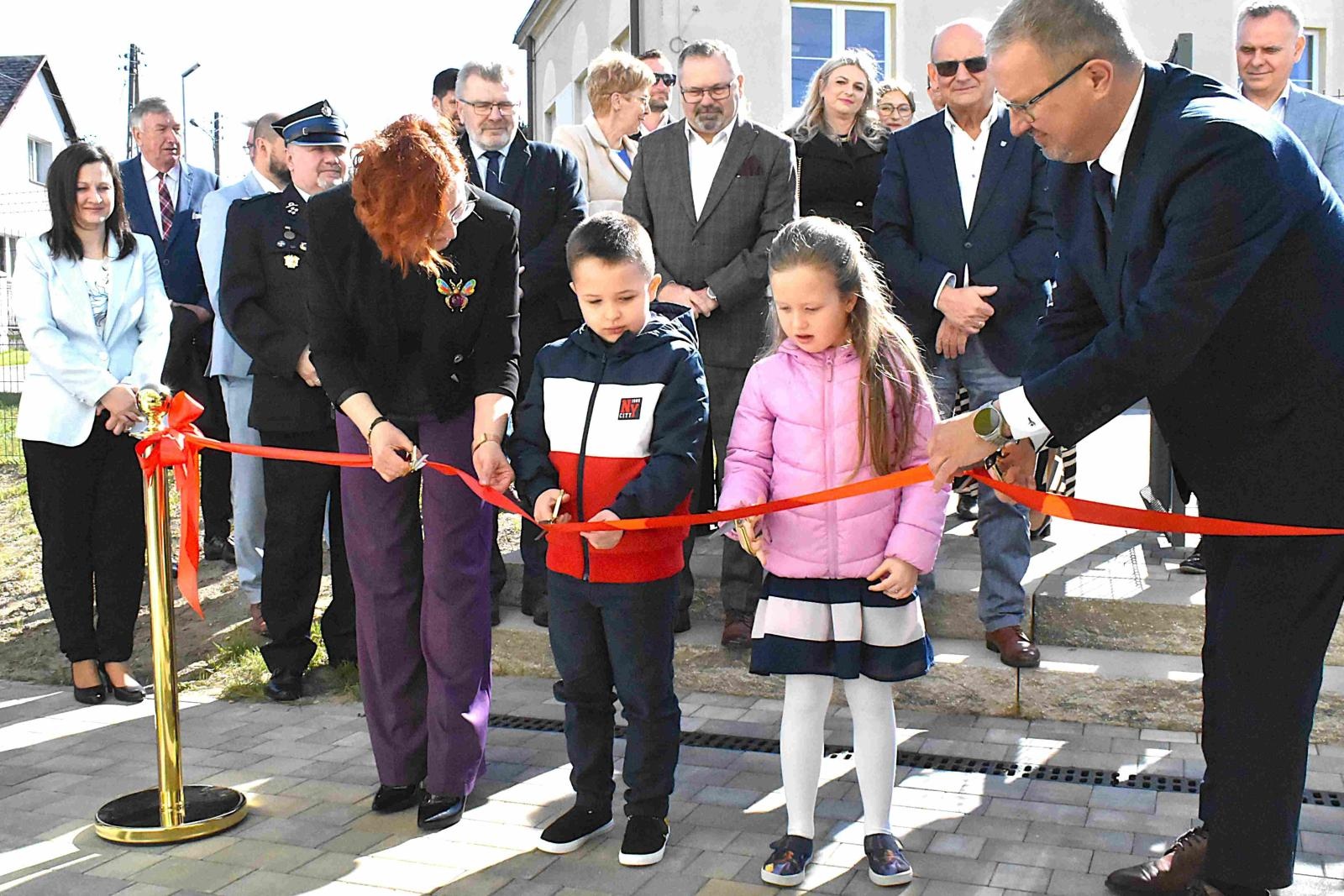 Zdjęcie w galerii na portalu naszwodzislaw.com: Nowy start, nowe przedszkole – Łaziska witają maluchy! wiadomości z regionu