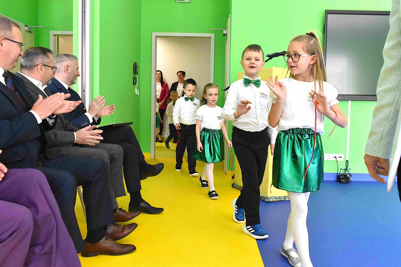 Zdjęcie w galerii na portalu naszwodzislaw.com: Nowy start, nowe przedszkole – Łaziska witają maluchy! wiadomości z regionu