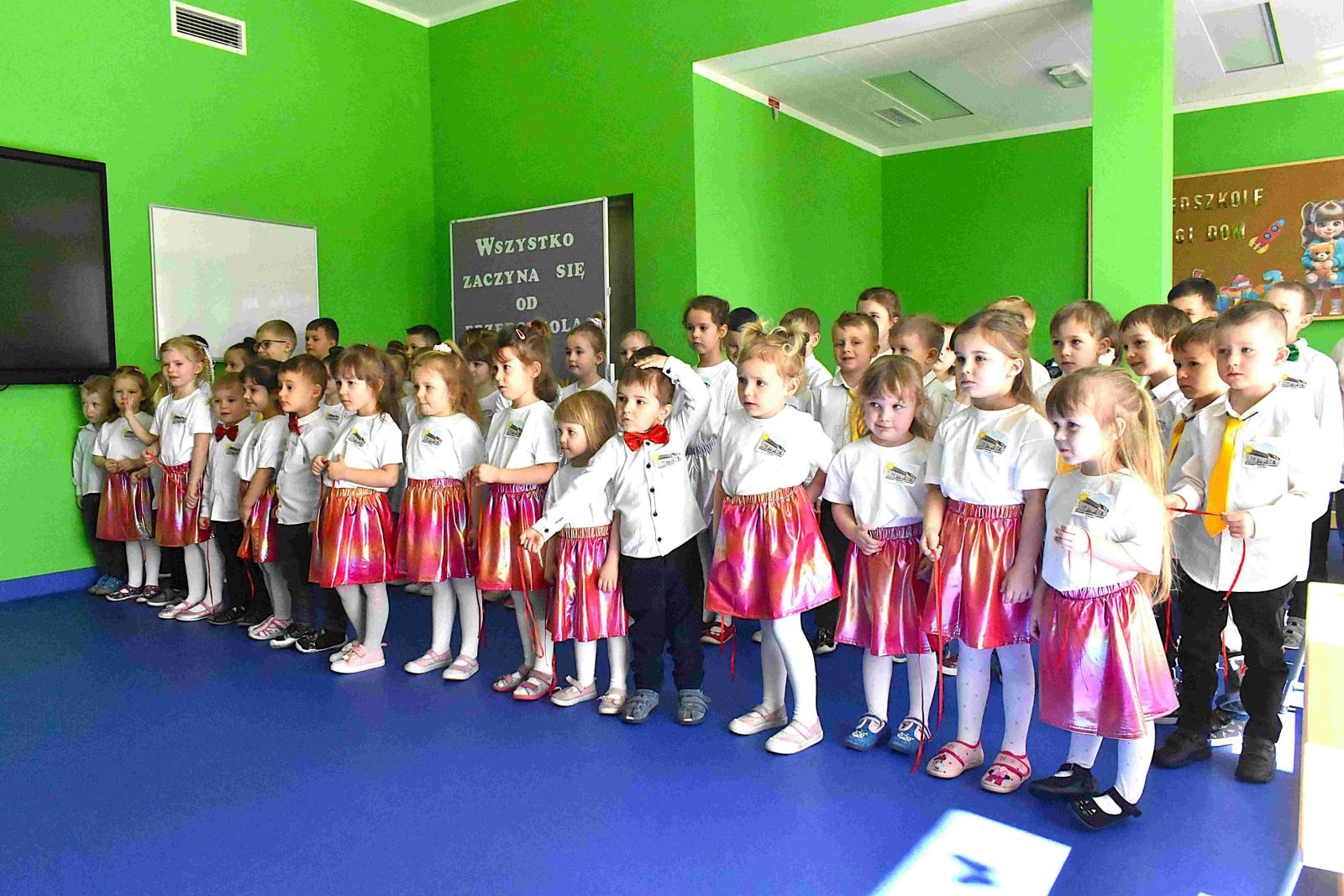 Zdjęcie w galerii na portalu naszwodzislaw.com: Nowy start, nowe przedszkole – Łaziska witają maluchy! wiadomości z regionu