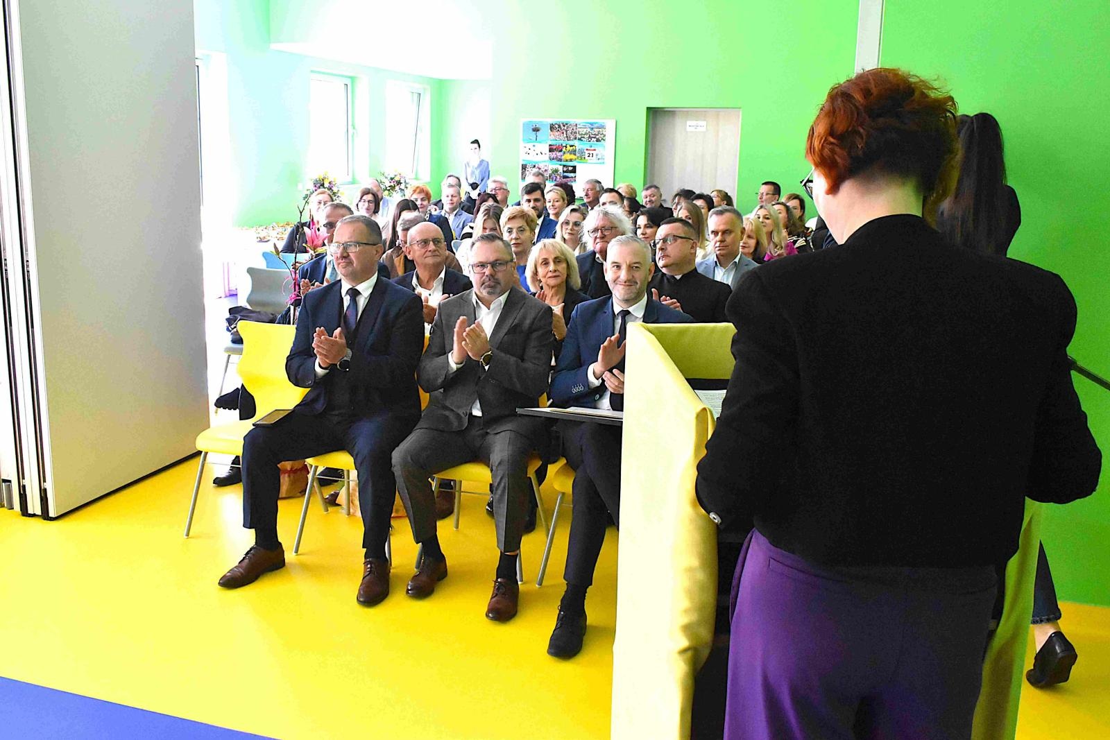 Zdjęcie w galerii na portalu naszwodzislaw.com: Nowy start, nowe przedszkole – Łaziska witają maluchy! wiadomości z regionu